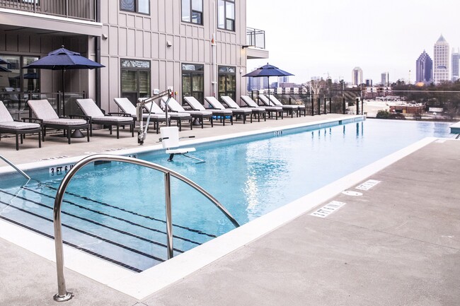 Piscina infinita con vistas del centro de la ciudad. - Windsor Interlock