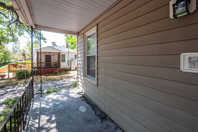 Building Photo - 2620 Woodlawn Ave