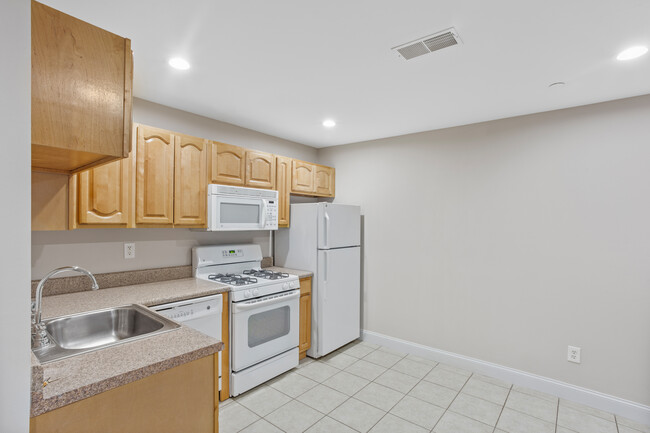 Kitchen - 554 Bloomfield Ave