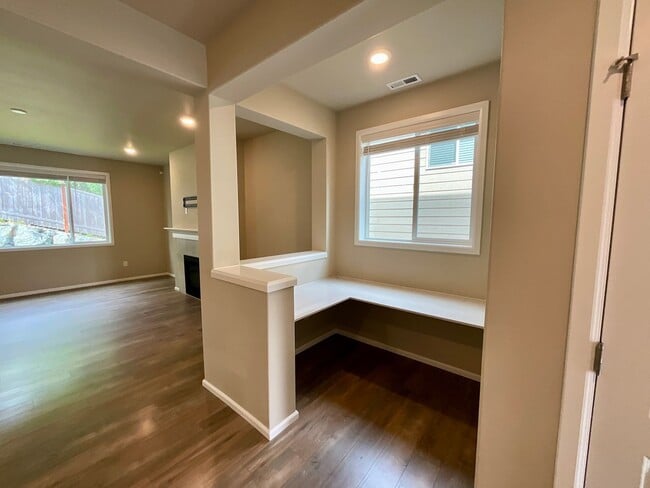 Building Photo - Beautiful and Modern 4-Bedroom Home with S...