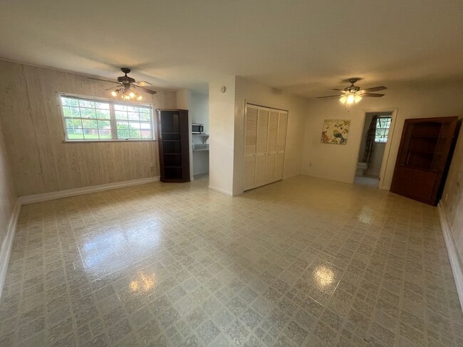 Building Photo - Studio Apartment in Wellborn, near downtown. All Utilities included.