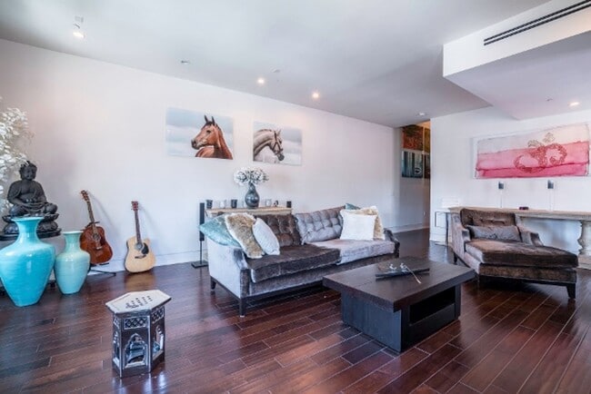 Foto del edificio - Stunning Multi-Level Penthouse 2 bed - 2.5 bath in Fabulous Beverly Hills Location