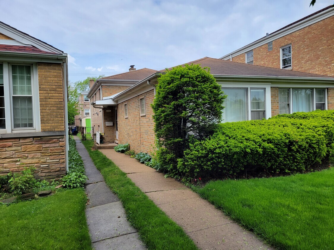 Main entrance - 6724 N Fairfield Ave