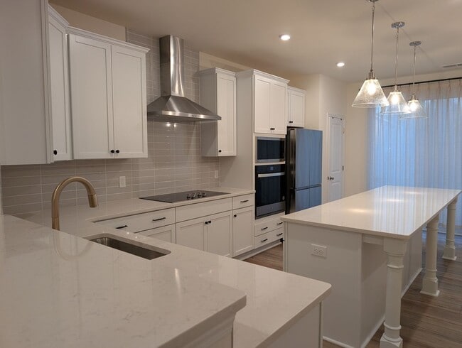 Building Photo - Beautiful End Unit Townhome in the Alexander Providence Community!