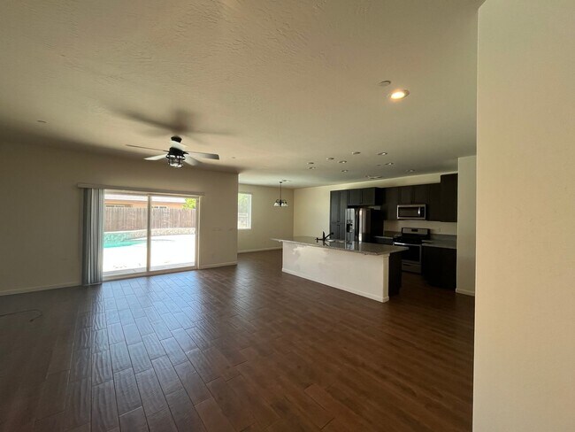 Foto del edificio - beautiful three bedroom home with sparkling pool in Visalia