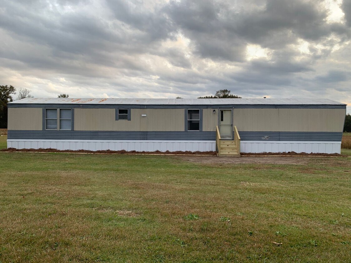 Primary Photo - 3 BR, 2 BA Single Wide on Private Lot *Pri...