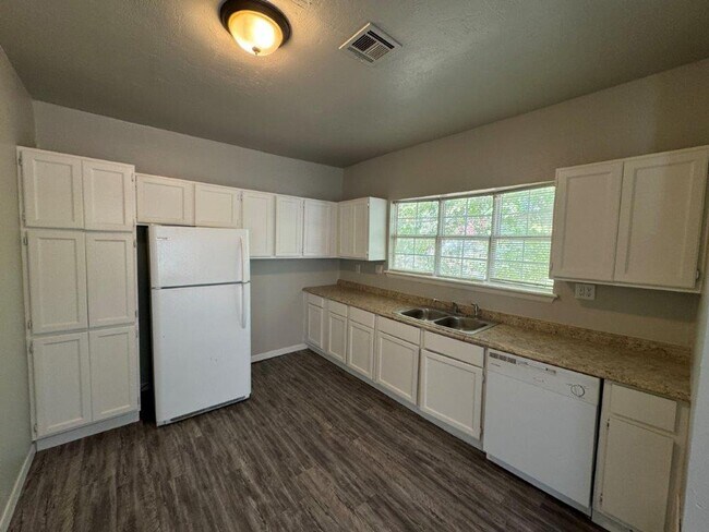 Foto del edificio - 2 bed 1 bath in Chickasha updates throughout!  250 off your move in by Feb 1st!