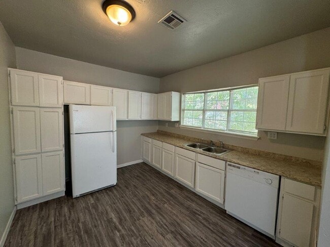 Building Photo - 2 bed 1 bath in Chickasha updates throughout!  250 off your move in by Jan 1st!