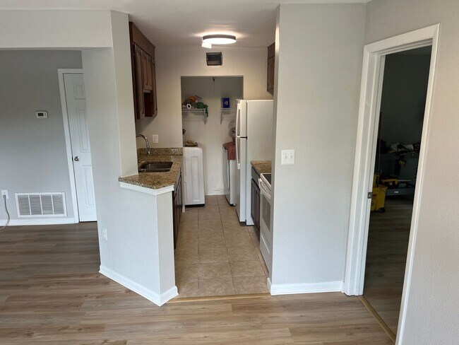 Building Photo - Charming 2BR Townhome in Virginia Beach