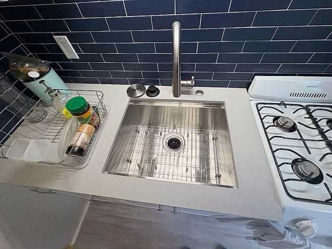 Foto del edificio - 700 Westmont Rd