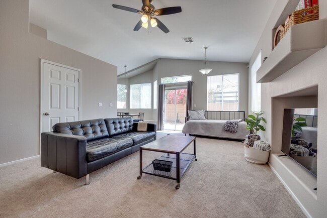 Building Photo - Charming Single-Story Home Near Silverado ...