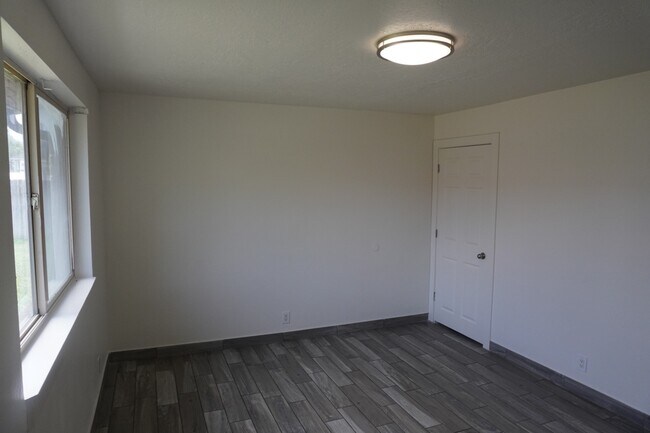 Foto del edificio - 1223 Emery St W