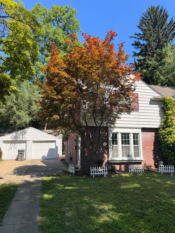 Foto principal - 3770 Brewster St