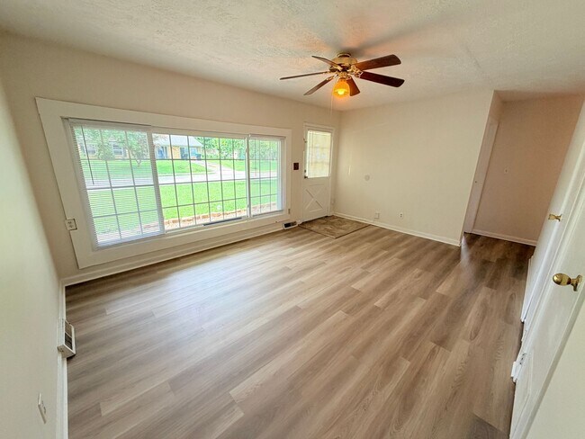 Foto del edificio - 845 Middle Dr