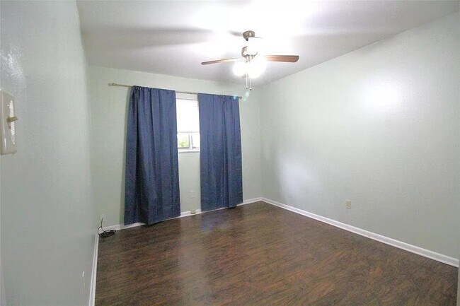 Foto del edificio - 1711 Caney Lake Dr