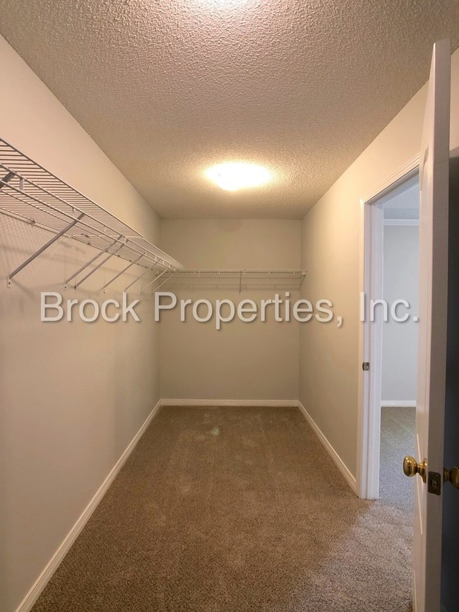 Building Photo - 5854 Chi Chi Cir