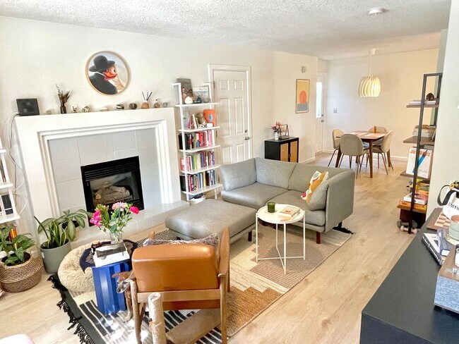 Foto del edificio - Boise Neighborhood 2-Story with Hardwood F...