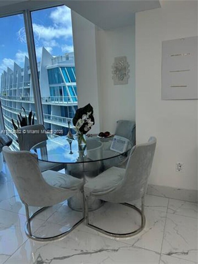 Foto del edificio - 3000 NE 188th St