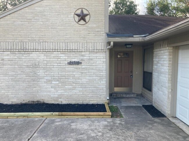 Building Photo - 21318 Meadowhill Dr