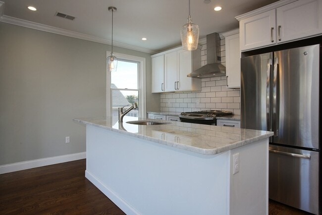 Building Photo - 660 Somerville Ave