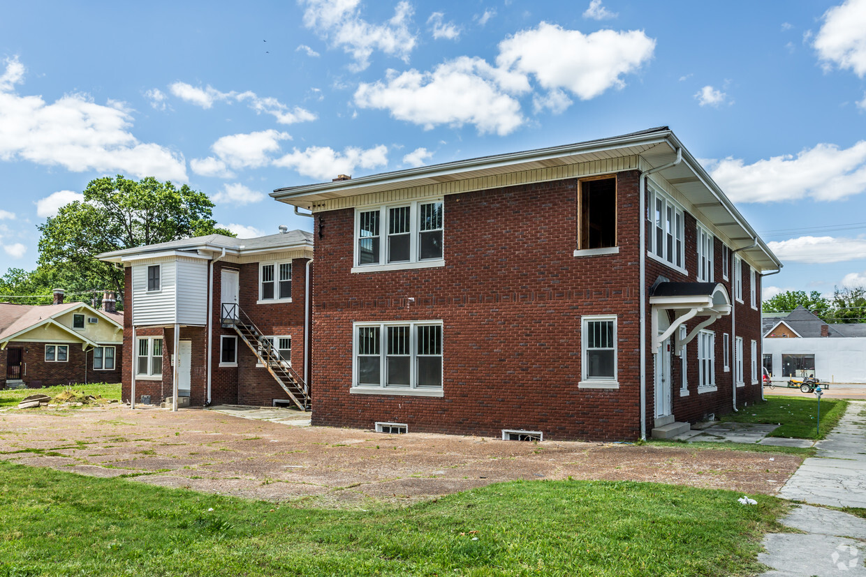 Foto del edificio - Poplar Plaza Apartments