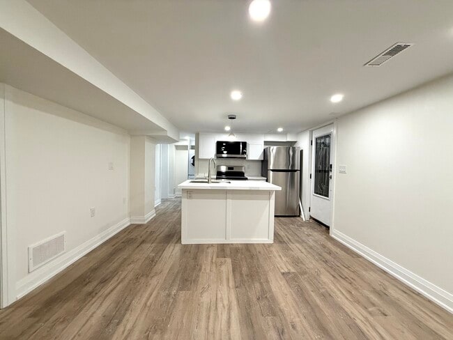 Building Photo - 967 Mohawk Rd E