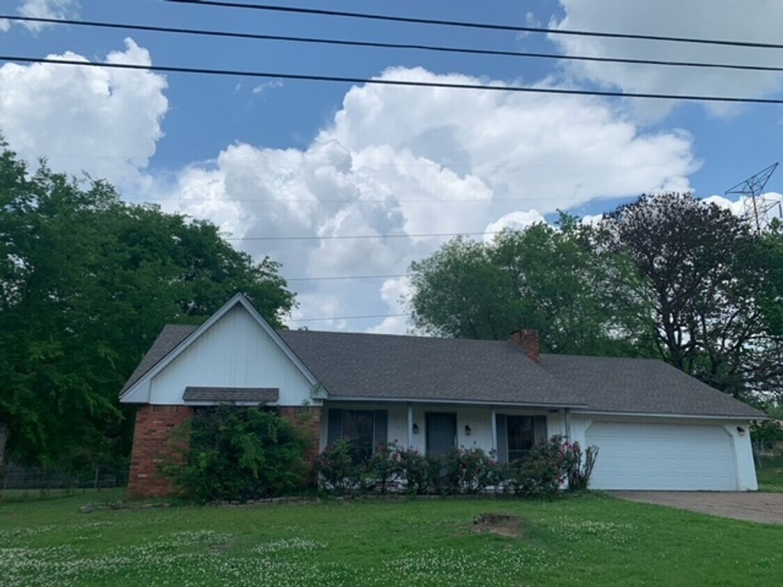 Foto principal - Renovated 3 Bedroom 2 Bath Home for Rent!!