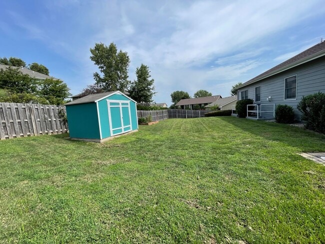 Building Photo - 825 Locharno Dr