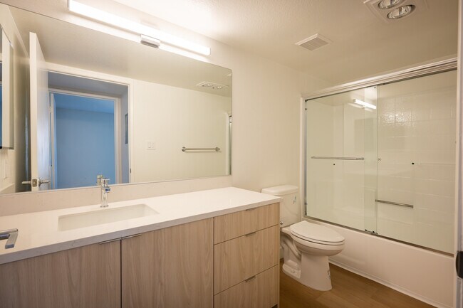 Baño de la unidad 103 - 12009 Hoffman St