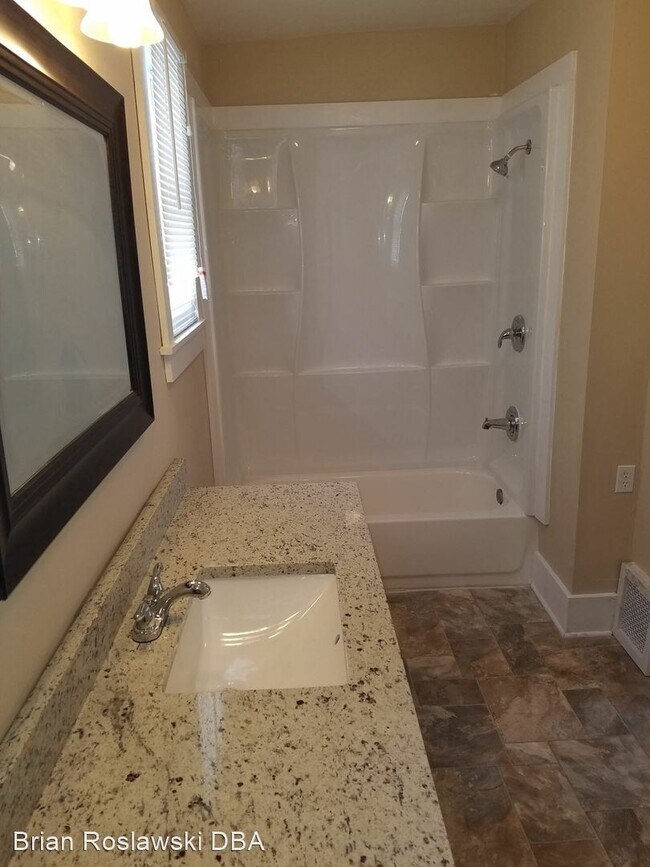 Foto del edificio - 3 br, 1 bath House - 610 E. Locust St.