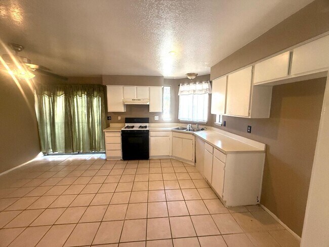 Foto del edificio - 495 W 13th St