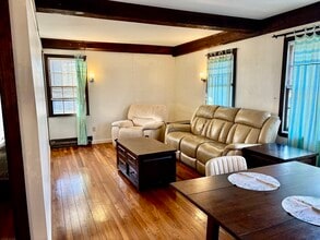 Building Photo - 5 Orchard Cir