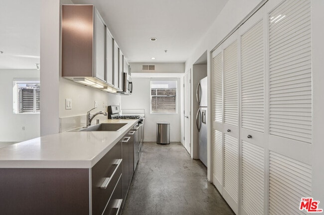 Building Photo - 5806 Waring Ave