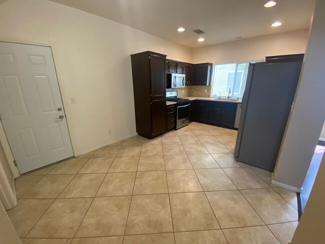 Building Photo - Two-story, 3 bedrooms located in Peccole R...