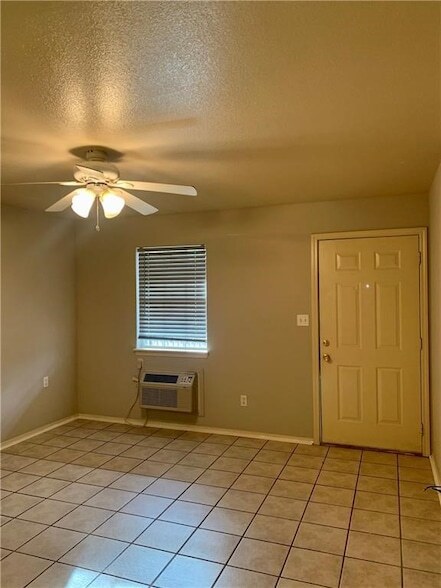 Building Photo - 944 N Storer Avenue Unit 9