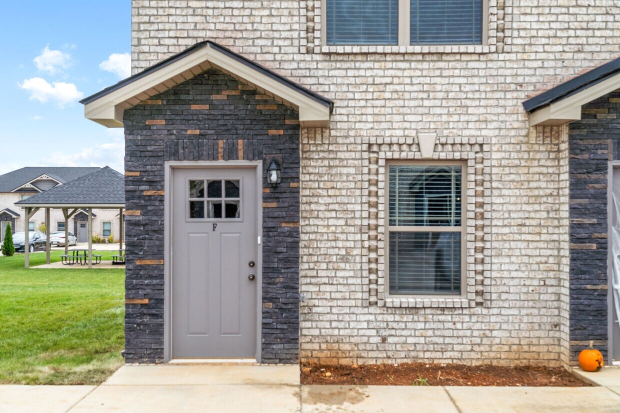 Building Photo - 2495 Rollow Ln
