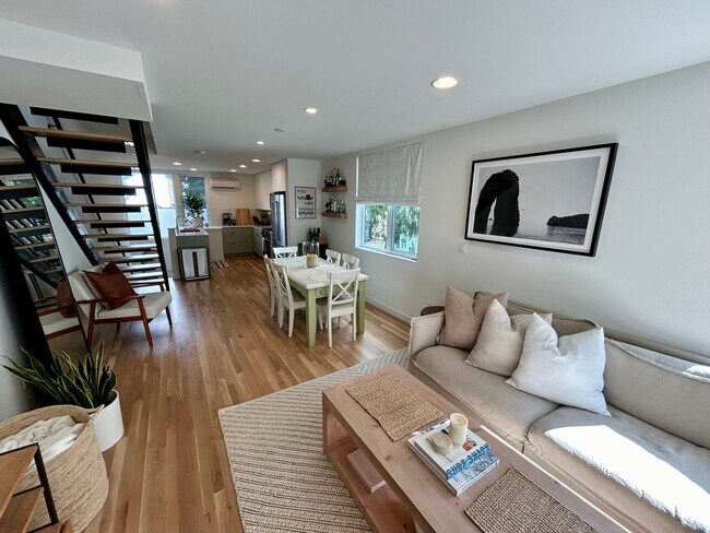 Building Photo - Spacious Ballard Townhome- 2 Bedrooms with Parking