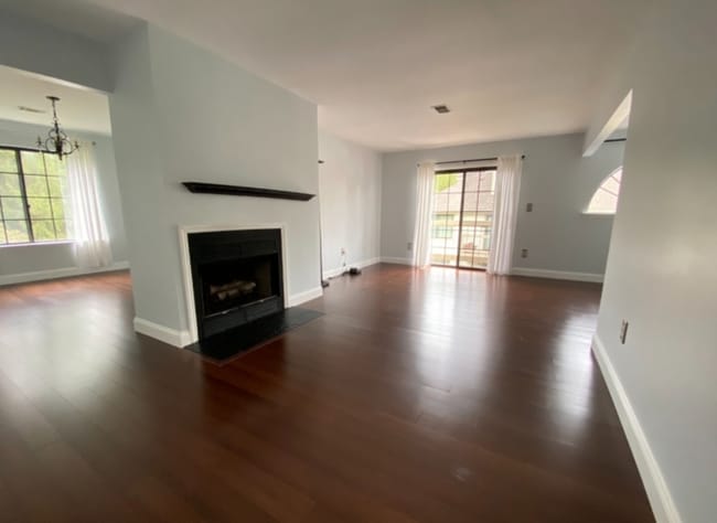 Building Photo - 2605 Hemlock Pl