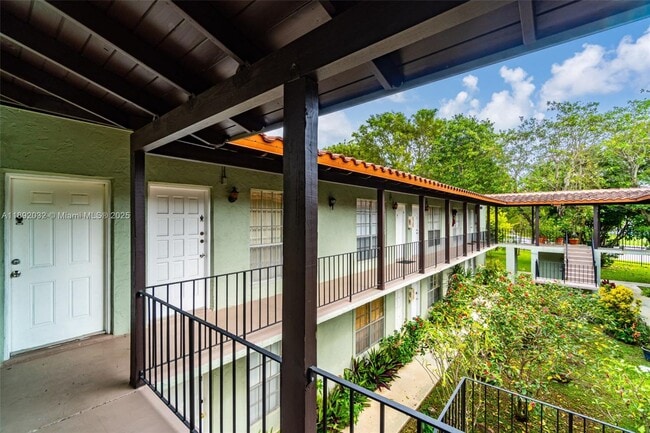 Building Photo - 10776 N Kendall Dr