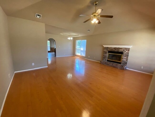 Building Photo - AVAILABLE NOW!! Corner lot 3-Bed, 2-Bath, ...