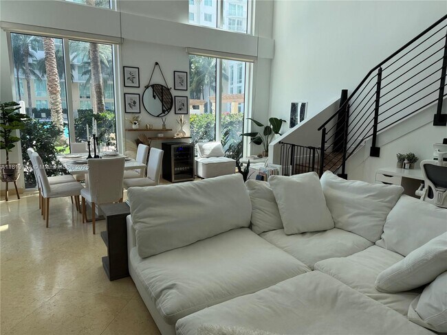 Foto del edificio - 1745 E Hallandale Beach Blvd