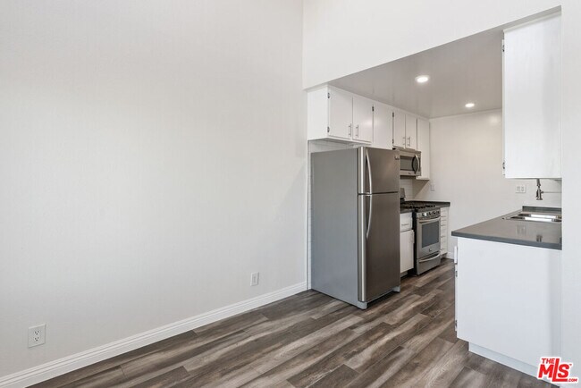 Building Photo - 16550 Vanowen St