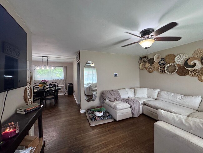 Foto del edificio - 2041 Midway Ave