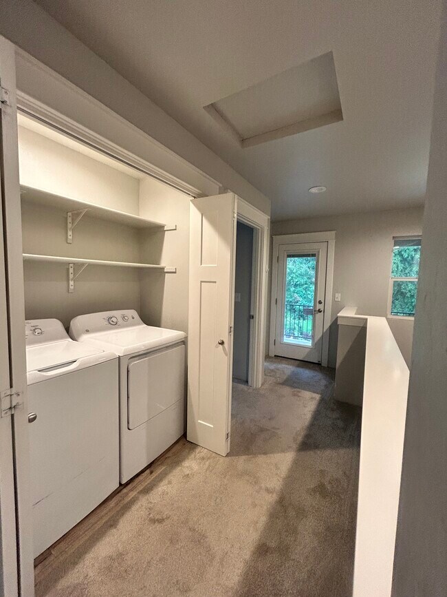 Lavandería - 206 N Shasta Ave