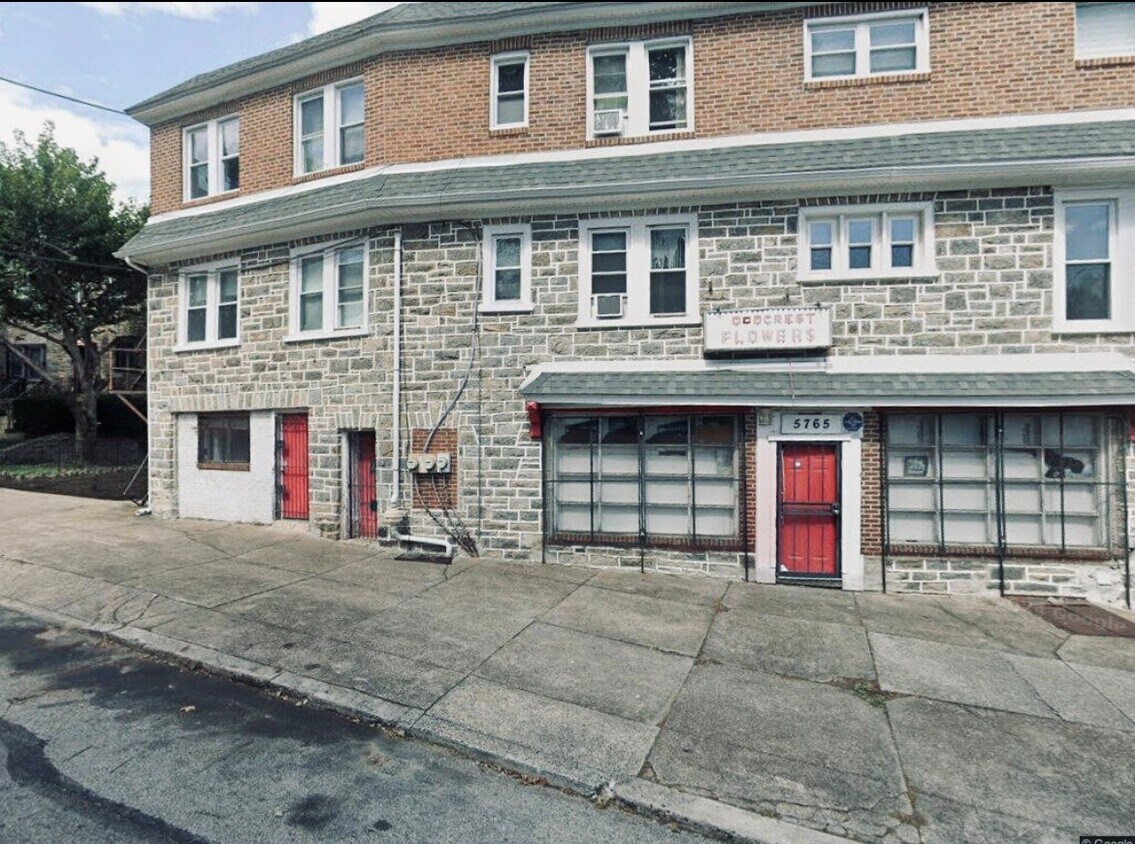 Foto principal - 5765 Woodcrest Ave