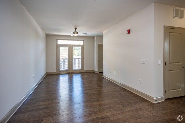 2BR, 2BA The Summit - 965SF - 811 East Downtown