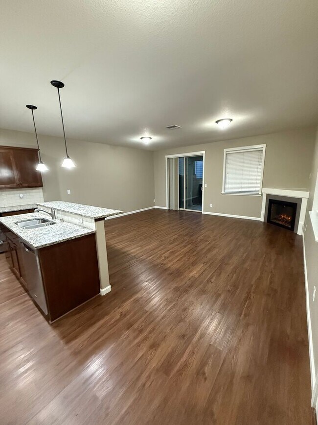 Foto del edificio - Free Dec Rent!