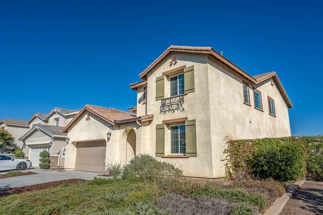 Building Photo - Large Single Family, 5 Bed 3 Bath, Corona-Norco Unified School District.
