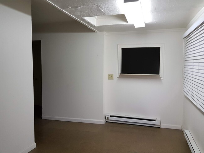 Building Photo - Spacious 2 bedroom with 1 Bonus room and 1...