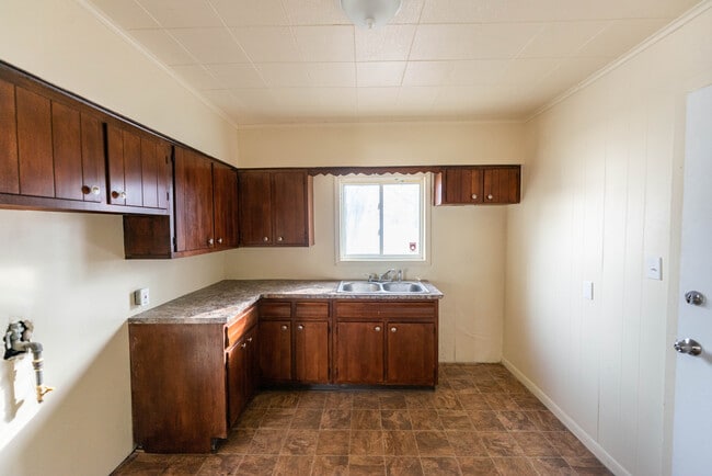 Building Photo - 858 Minota Ave